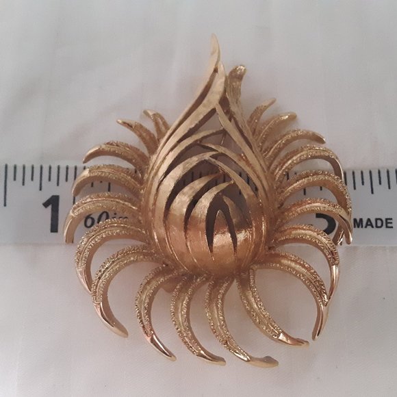 Vintage Monet Large Flower Gold Tone Pin Brooch(read description) - Picture 5 of 8